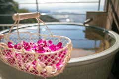 露天風呂付きのお部屋。デンファレを浮かべてごゆっくり入浴をお楽しみください。