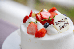 お祝いにはかかせないホールケーキのご手配ができます。