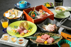 【肉づくし会席】一例。季節により料理内容やうつわが異なる場合がございます。