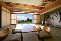 天の丸の唯一の大部屋【大島】バスなしトイレ付の28畳の広々和室。お子様連れに人気。