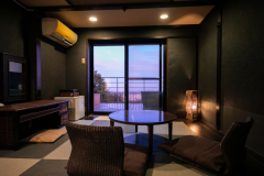 露天風呂付き客室の一例。一部のお部屋は１室ごとにしつらえを変えたお部屋がございます。※お部屋のご指定は別途料金がかかります。