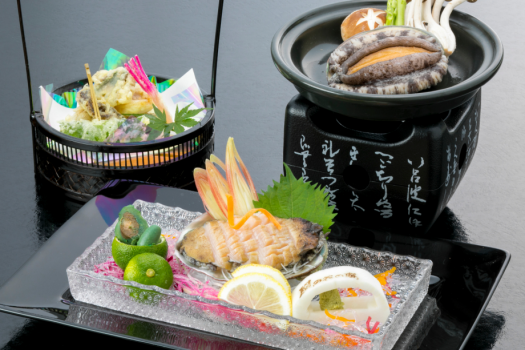 【４大グルメ】の鮑は３種の調理法（お造り・陶板焼き・天ぷら）の中からお選びいただくことができます。