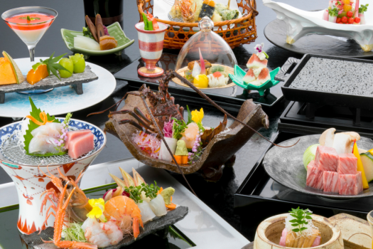 【３大グルメ】『みかわ牛・アカザエビ・伊勢海老』を使用した創作料理です。※季節により料理内容や器が異なる場合がございます。