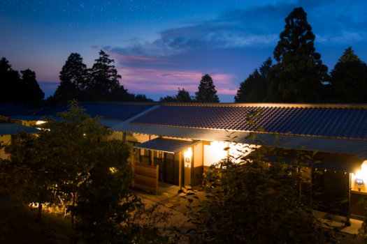 お部屋の外観。ほとんどのお部屋が平屋造りの建物でございます。