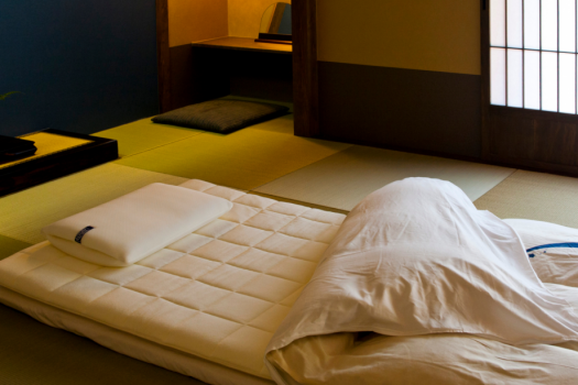 地元企業の【エアウィーブ】全部屋ベットや敷布団に使用しております。