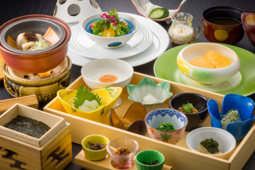 当日お選びいただけるご朝食【和食】の一例。※季節により料理内容や器が異なる場合がございます。