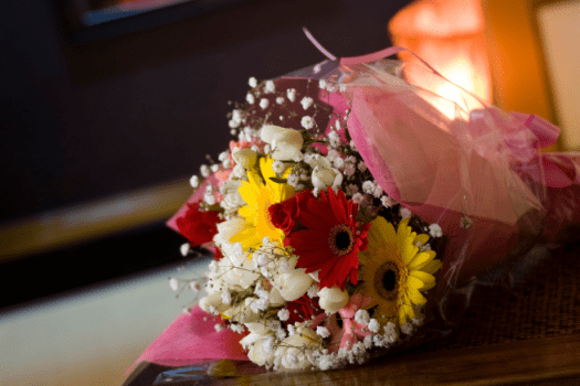 お祝い二花束はいかがでしょうか。ご希望やご予算などご相談くださいませ。