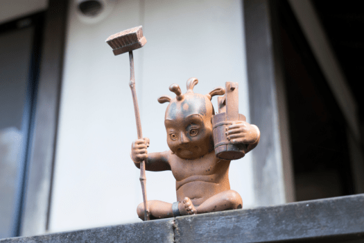 玄関棟からお部屋までの小径に精霊がございます。観察しながら散歩が出来ます。