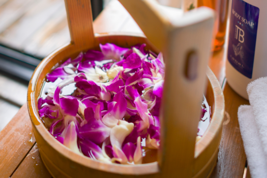 お部屋の露天風呂にお花を浮かべてお楽しみくださいませ。