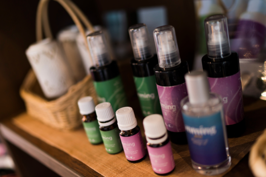 癒やしのグッズ。お好きな香りを選んでお部屋にお持ちいただけます。