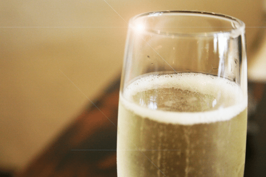 スパークリングワインで乾杯。（写真はイメージです）