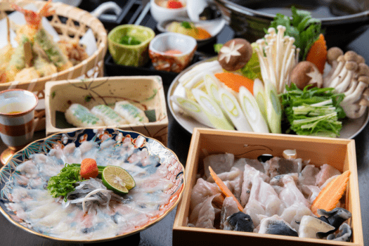 冬季限定の「ふぐ会席」です。人目の前で揚げる天ぷらもお楽しみいただけます。