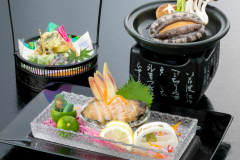 【4大グルメ】の鮑は3種の調理法(お造り・陶板焼き・天ぷら)の中からお選びいただくことができます。 【4大グルメ】の鮑は3種の調理法(お造り・陶板焼き・天ぷら)の中からお選びいただくことができます。