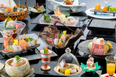 【４大グルメ】『伊勢海老・アカザエビ・みかわ牛・鮑』を使用した会席料理です。※季節により料理内容や器が異なる場合がございます。