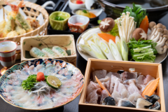 冬季限定の「ふぐ会席」です。人目の前で揚げる天ぷらもお楽しみいただけます。