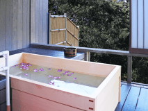 【１室限定／檜風呂】檜香る専用露天風呂とお部屋食を愉しむ特別な客室。自然に抱かれ心ほどける至福の滞在