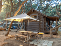 ログキャビン外観(テーブル・椅子・BBQコンロ・タープ)