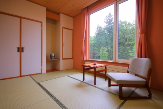 ■和室6畳■～畳の香りと窓からの光でお一人様でもゆったりと～