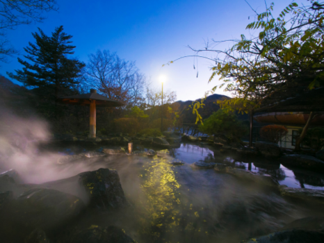 夜の露天風呂「密多の湯」はとても幻想的です