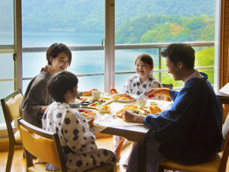【朝食イメージ】湖を眺めながら楽しいモーニングタイム♪