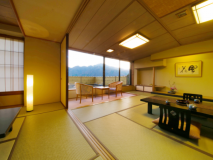 ■檜の露天風呂つき貴賓室-風花-■2間の和室から石庭が広がり、赤谷湖を一望する──…。