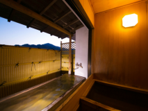 ■最上階の貴賓室-蓬莱-■檜の内風呂でのんびりとしたひと時を──…。