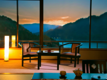 ■湖側和室14畳■猿ヶ京でNo1の極上景色がそこに──…。丘に立つ当館ならでは“湖の景色を一望“