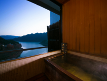 ■湖側和室14畳■四季折々の情緒ある風景を内風呂で心ゆくまで愉しめる