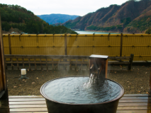 ■露天風呂つき特別室-風人-■石庭を囲み鋳鉄製露天風呂からの絶景を優雅に愉しむ──…。
