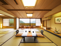 ■湖側の特別室■ 石庭から湖畔の景観を一望する和室二間