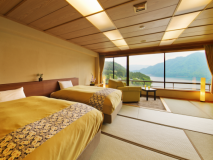 【湖側◇和室ベッドルーム】“赤谷湖の景色”が旅情を醸し出す