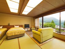 【山側◇和室ベッドルーム】谷川連峰を望める“和の安らぎ”と“洋の快適さ”の癒しの空間