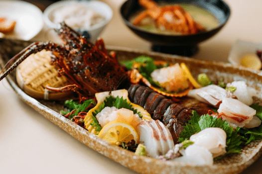 伊勢えび＆地魚プラン。プリップリの伊勢海老はお造りとお味噌汁でお楽しみいただけます＊写真のお造りは2人前です