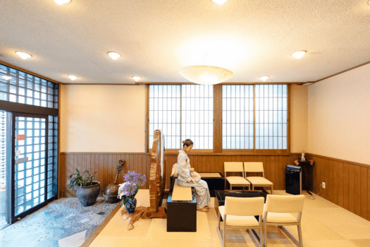 館内はロビーは畳敷き。スリッパはあえてご用意ございませんので、まるで自宅のように素足でお過ごしください