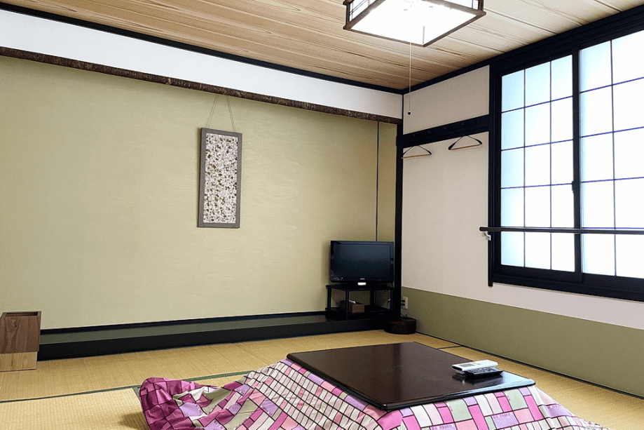 本館和室「10畳間」：冬はこたつをご用意しております。