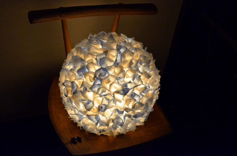 【月山和紙のあかり】館内を灯す手作りランプシェードです。