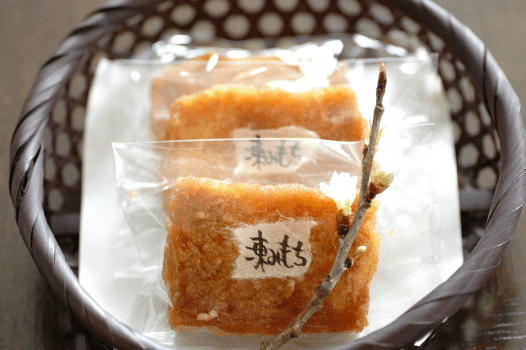 当館手作りの「凍みもち」をご用意しております。