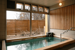 【温泉】ブナ林の麓に湧く美肌の湯です。