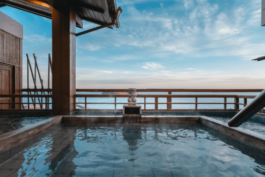 ★最上階絶景露天風呂「天海の湯・殿湯」朝と夕それぞれの清々しい朝日や夕日にきらめく海を堪能。