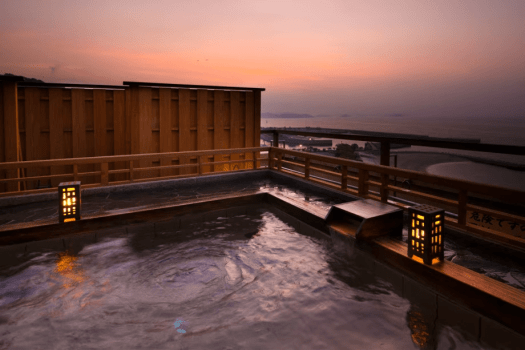 夕陽が沈むときには金色に輝く吉良の海。露天風呂は絶好の&ldquo;ビューポイント&rdquo;です