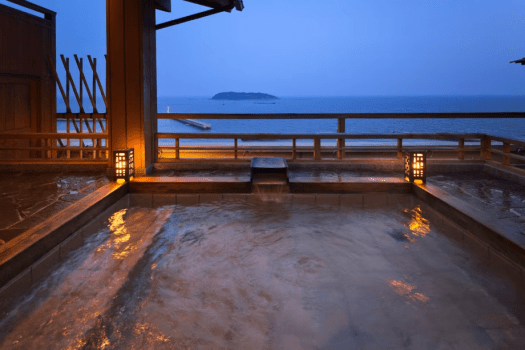 夕陽が金色に染まる吉良の海。露天風呂からの眺めは、まさに絶好のビューポイント♪