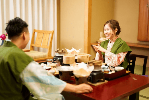 周りを気にせず、二人だけのゆったり部屋食。大切な時間をお部屋で。