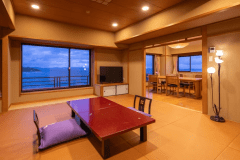 ◆スイート特別室＊一例◆大人数もＯＫ☆。和室2間1面のみオーシャンビューになる場合もございます。

海を見ながらくつろげるリビングはと～っても開放的♪ 高層階の絶景と共に 海の幸盛りだくさんのお食事を楽しむなど、 贅沢な時間をご満喫頂けます