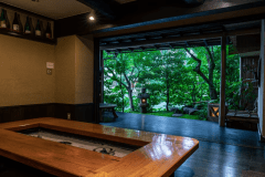 ［お食事処 阿蔵］目の前には静かに流れる天橋立運河。奥には天橋立がまっ平に広がる。。。