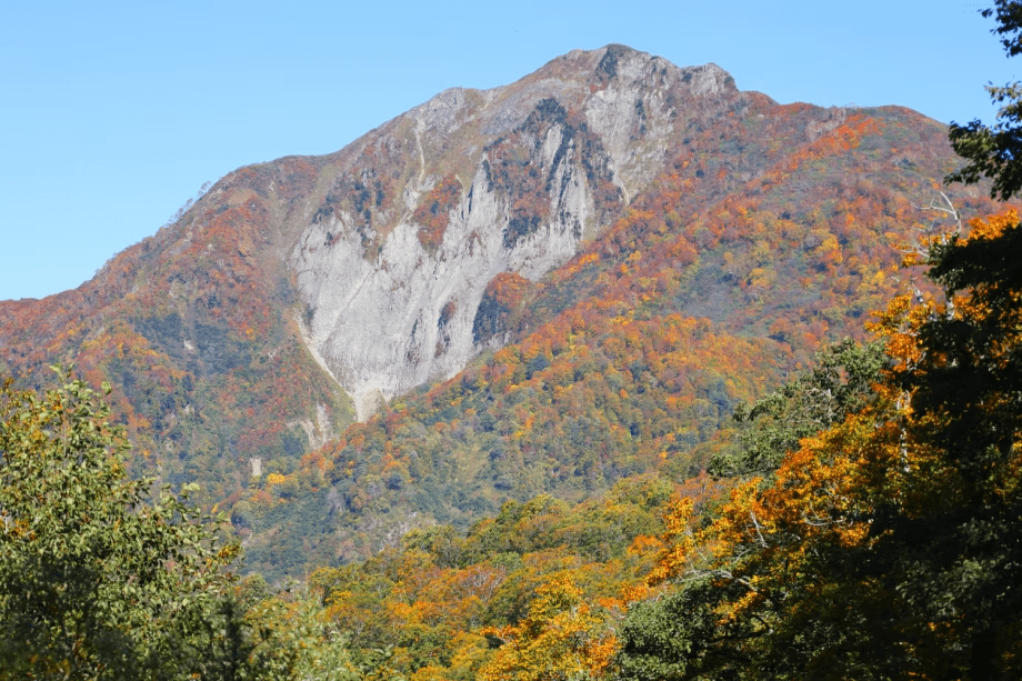 紅葉映える雨飾山
