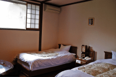 洋室にはユニットバスも付いております。お二人だけの時間をどうぞ。
※トイレはウォッシュレットタイプではありません。