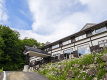 木立に囲まれた一軒宿