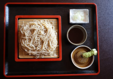 雨飾山の湧水で打って茹でて締める手打ちそば