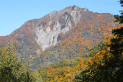 紅葉映える雨飾山