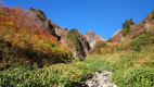 紅葉の時期の百名山・雨飾山にはたくさんの登山客が訪れます。